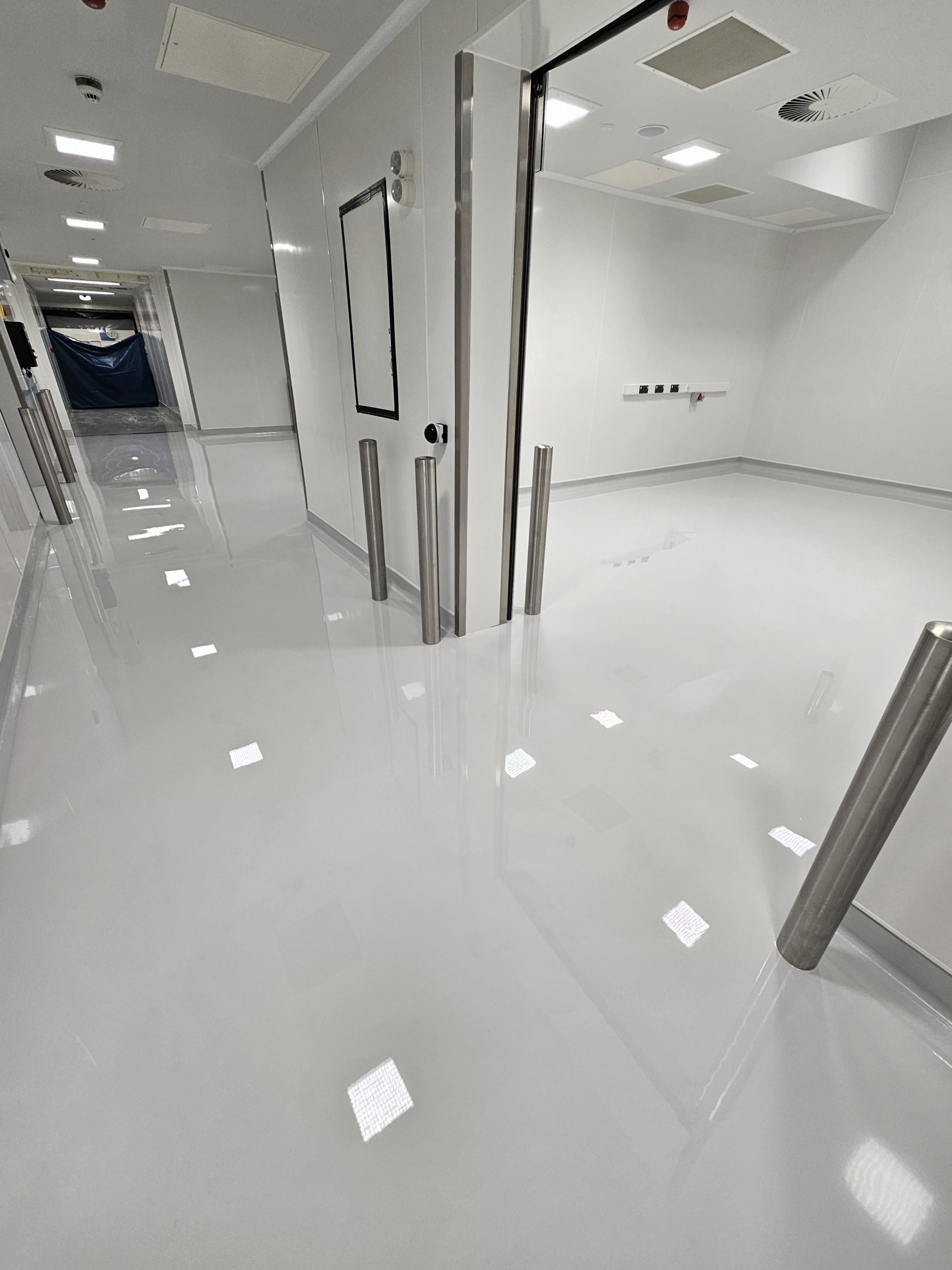 Smooth commercial resin flooring for clean working areas