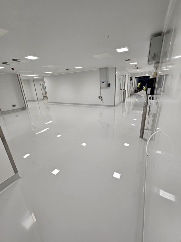 Self levelling epoxy resin flooring for a smooth commercial floor finish