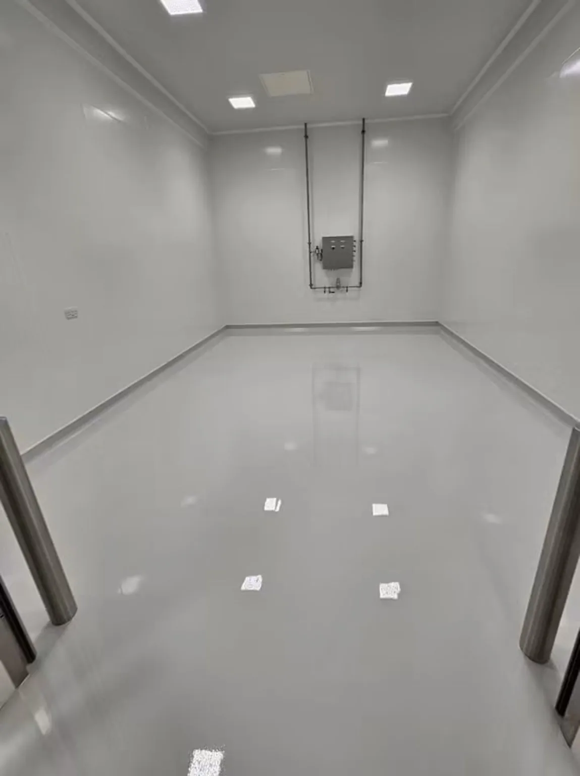 Self-levelling pharmaceutical resin flooring connecting multiple manufacturing rooms